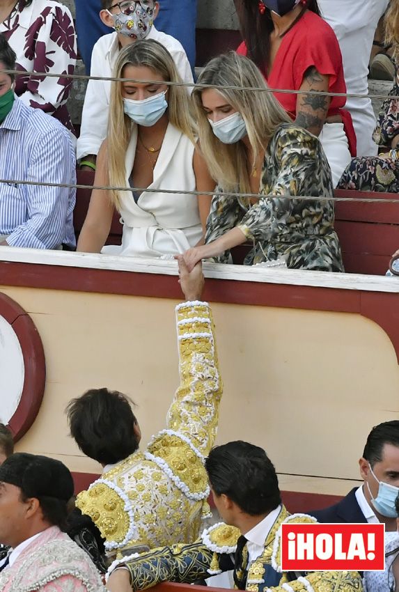 Enrique Ponce tranquiliza a Ana Soria tras ser embestido por un toro