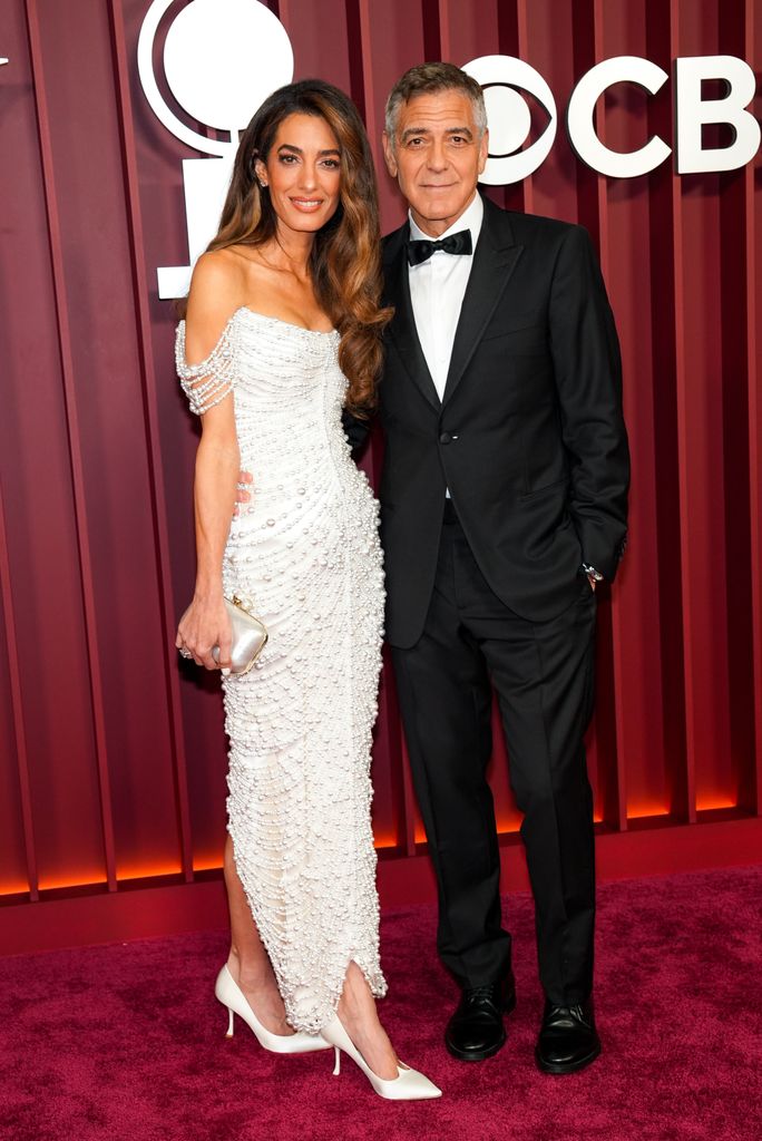 George Clooney con su esposa Amal y el pelo bicolor en los Premios Tony de 2025