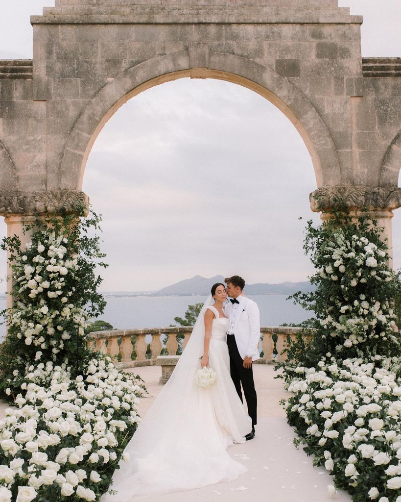 Decoración de bodas rosas blancas pasillo nupcial
