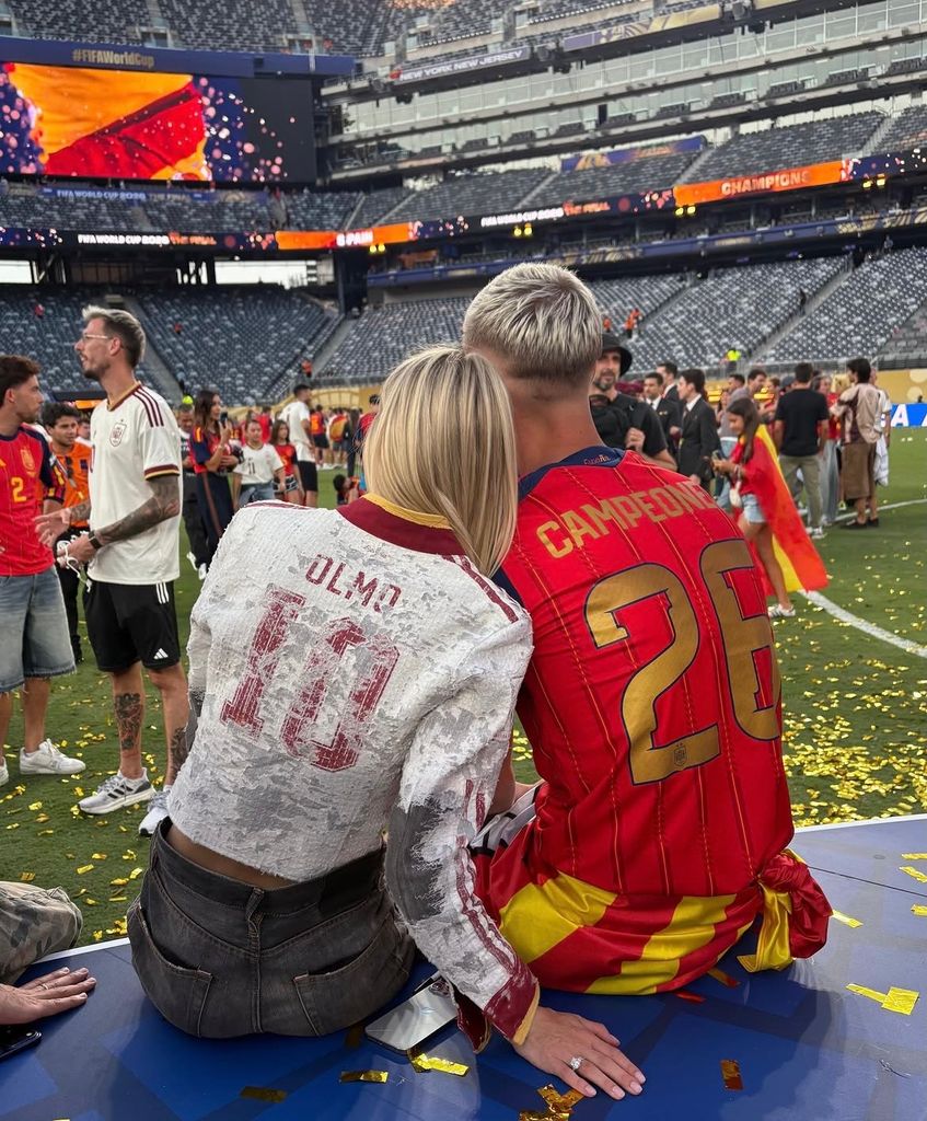 Dani Olmo celebrando la victoria junto a Laura Abla