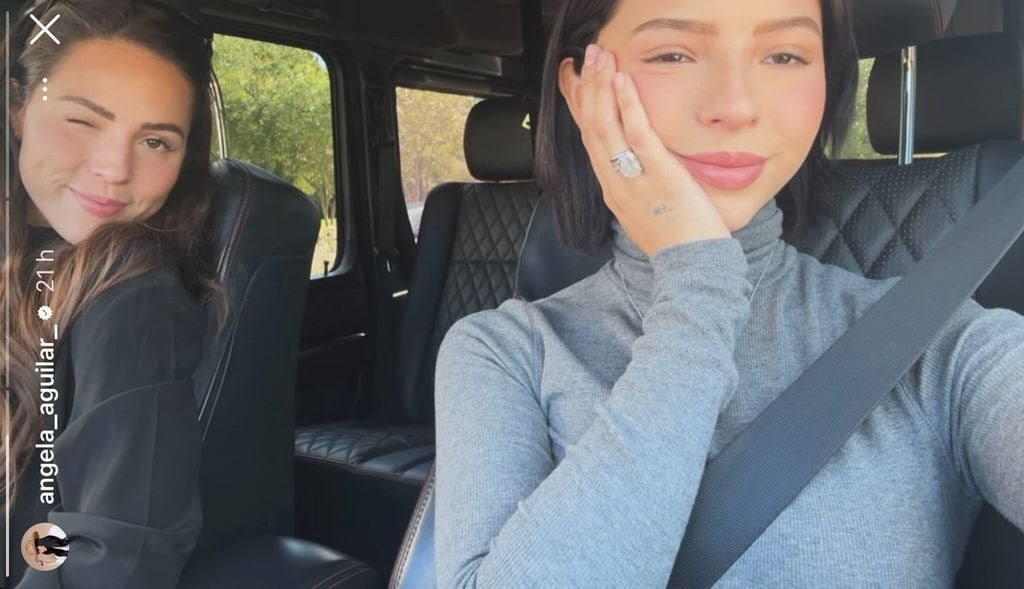 Ángela Aguilar y su hermana mayor Aneliz 