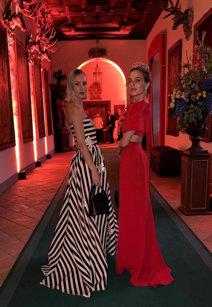 Cleo Oettingen-Spielberg, de gala con tiara y un vestido rojo