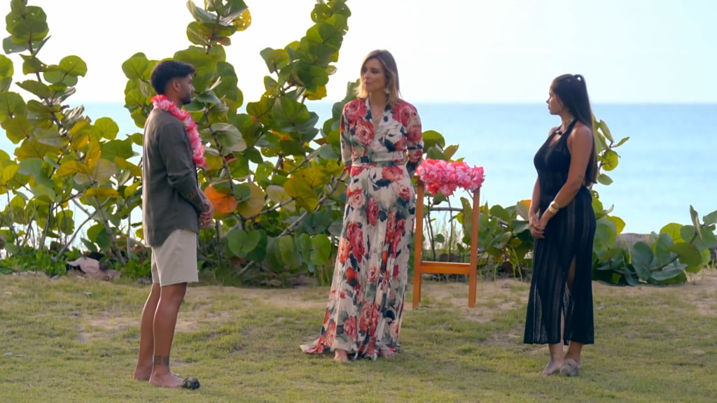 Nieves le pone el collar a Aitor