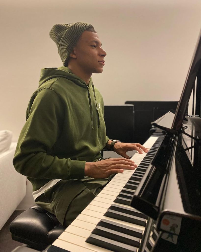 Imagen que el deportista ha compartido mientras toca el piano