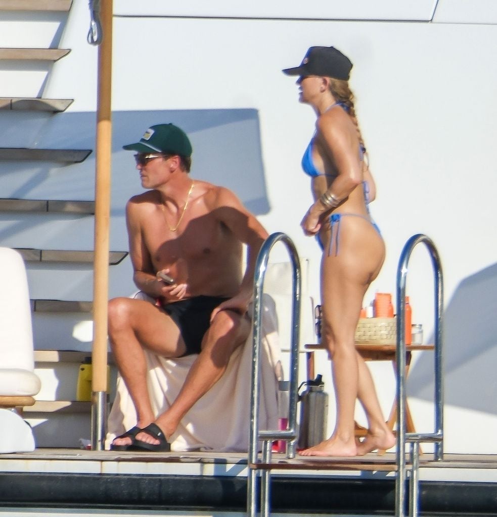 Dakota Johnson, Kate Hudson, Tom Brady y otras celebs se reunieron en un yate de lujo en Ibiza para celebrar el cumpleaños de Mohammed Al Turki. 
