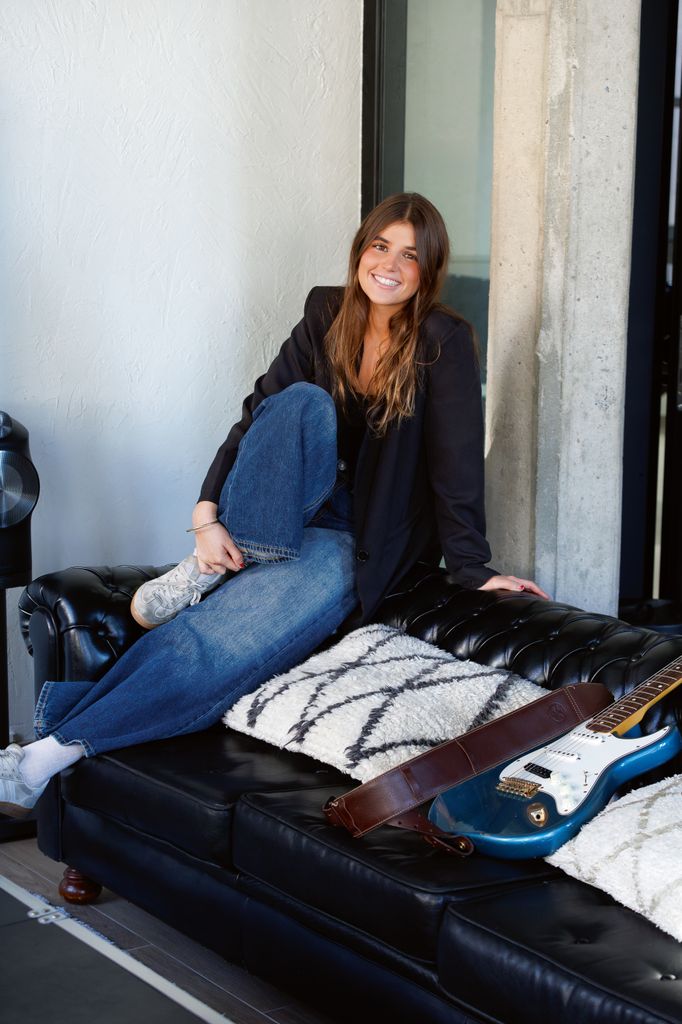 Lola Tuduri sentada en un sofá