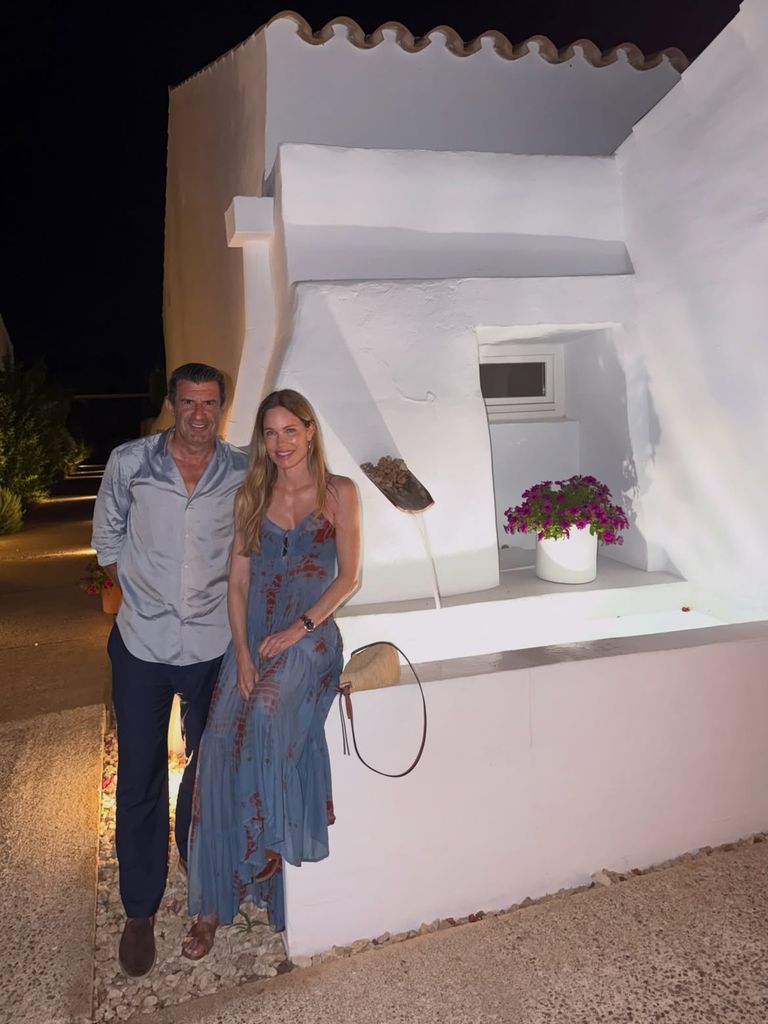 Helen Svedin con vestidos bohemios en Menorca junto a su marido Luis Figo, 2026.