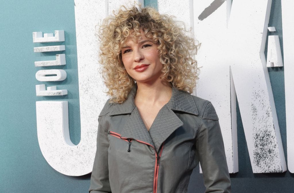Primer plano de Sheila Casas con pelo rizado y chaqueta gris