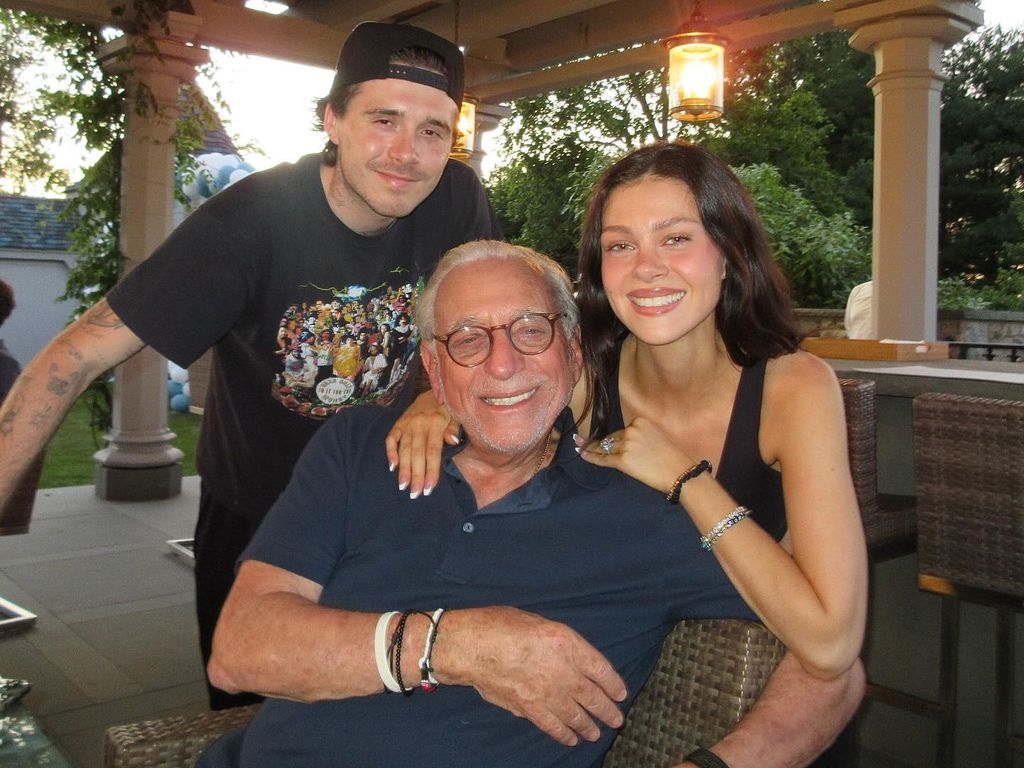 Brooklyn Beckham asistió la fiesta de cumpleaños de Nelson Peltz, padre de su epsosa Nicola. 