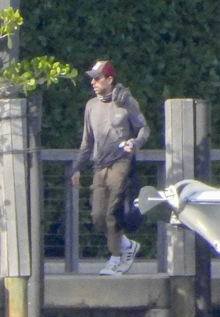 Enrique Iglesias, vestido en un atuendo informal, fue captado también en el muelle.