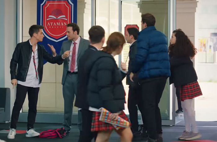 'Hermanos': Ömer y Ogulcan se enfrentan a Sarp por el despido de Orhan