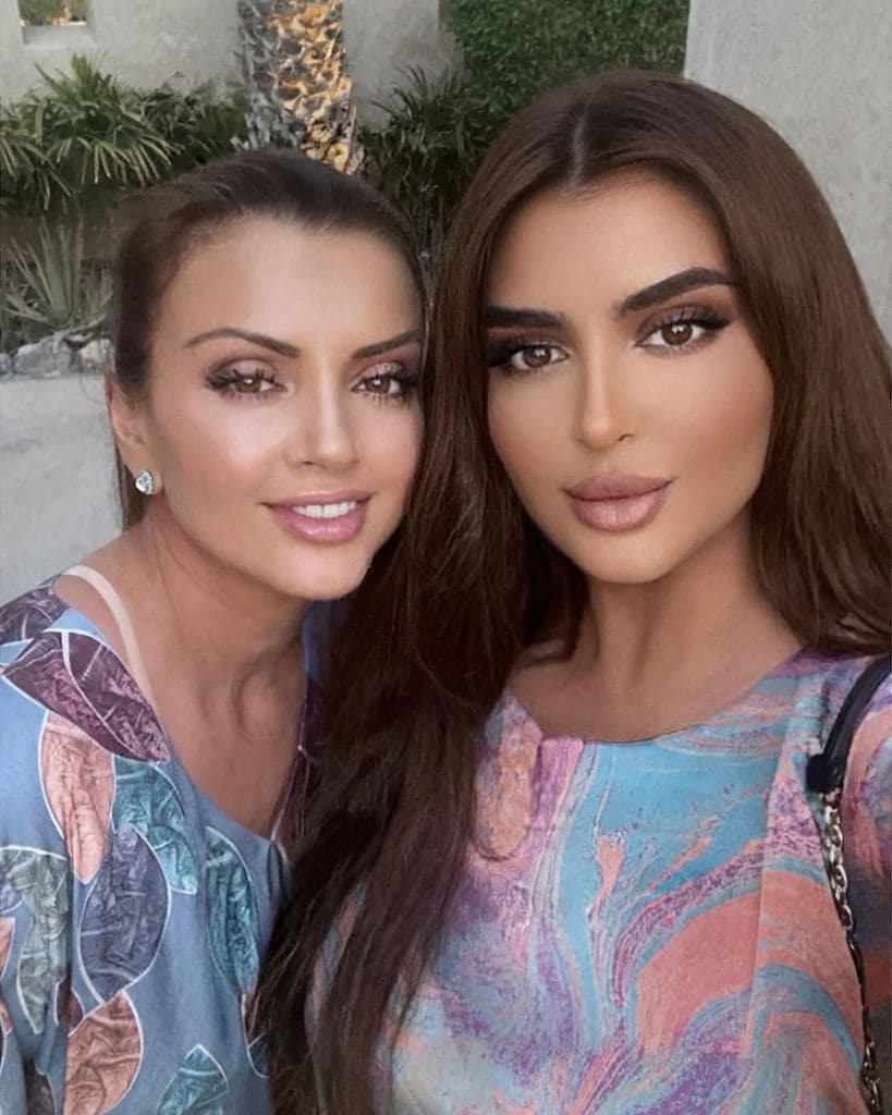 Mahra con su madre Zoe Grigorakos, quien es una de las seis esposas del emir.