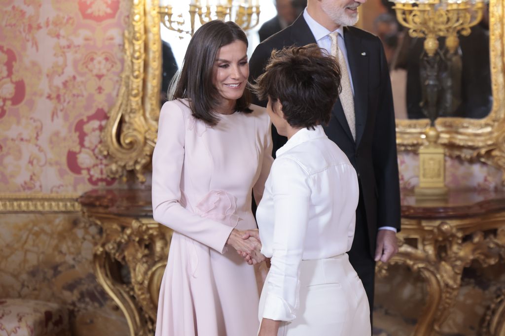 La reina Letizia ha saludado con una gran sonrisa y una apretón de manos a su amiga Sonsoles Ónega