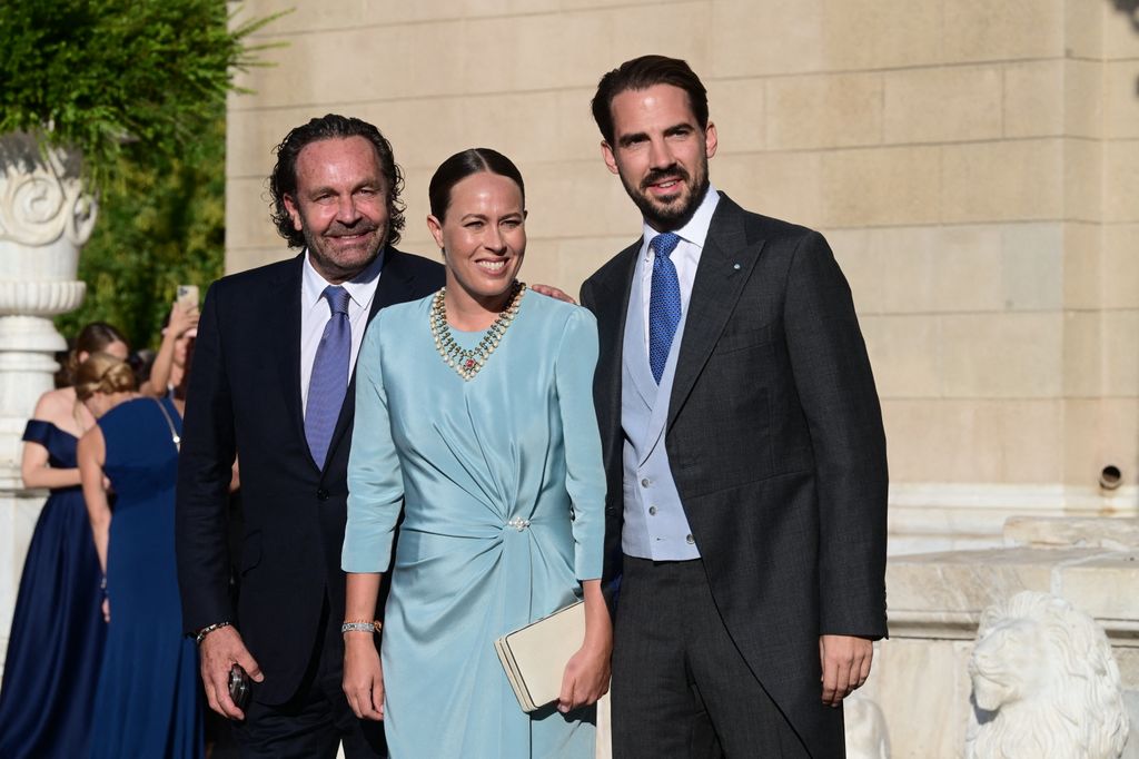 Philippos de Grecia y su mujer,  Nina Flohr, con el padre de esta, Thomas Flohr en la boda de Teodora de Grecia 