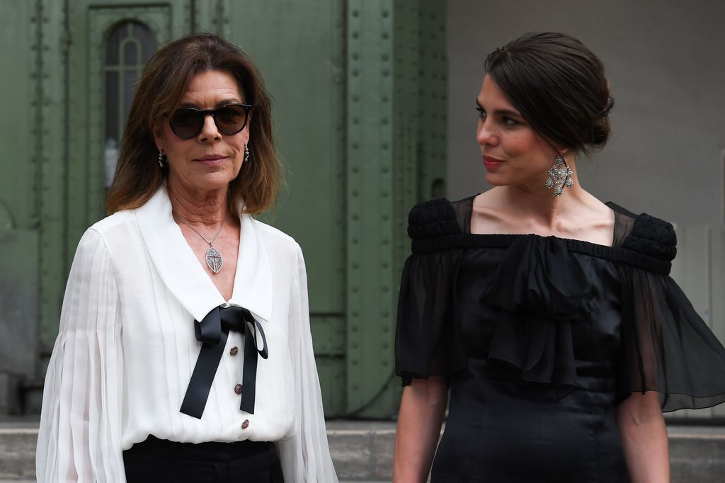 Plano medio de Carlota Casiraghi con Carolina de Mónaco en un evento de Karl Lagerfeld