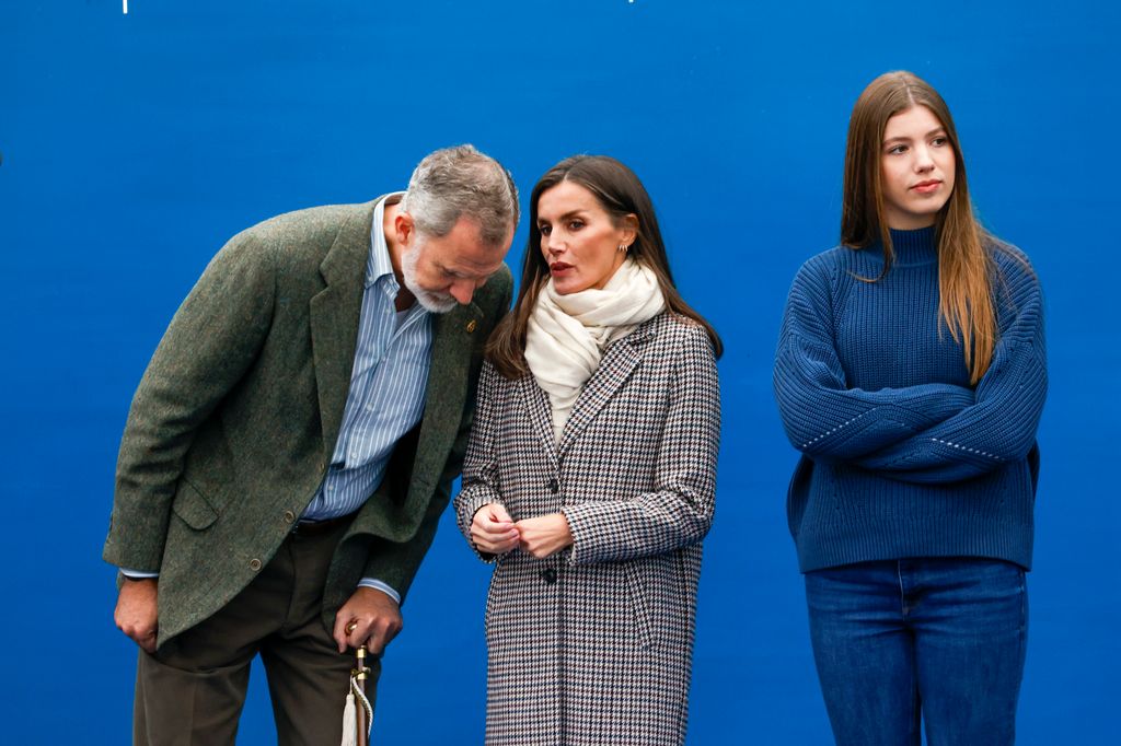Reina Letizia y rey Felipe conversando durante la entrega del Premio Ejemplar 2024 a Sotres