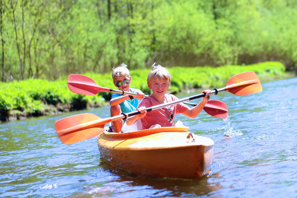 Niños montados en un kayak