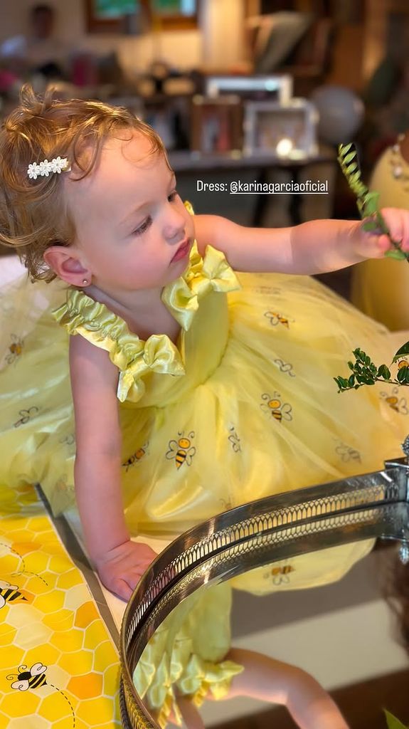 Eloísa provocó suspiros con su vestido amarillo con abejitas. 