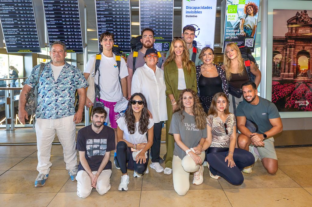 Los concursantes de Hasta el fin del mundo posan antes de su salida hacia la ruta de la Seda 