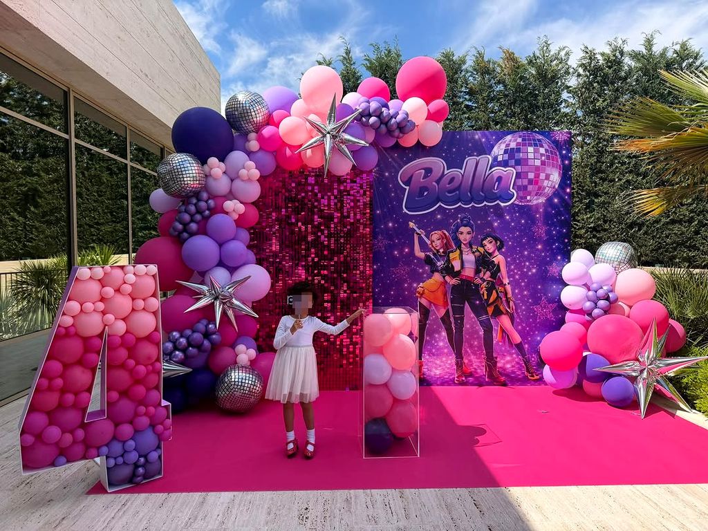 La benjamina de la casa posa frente a la cámara ene este día tan especial