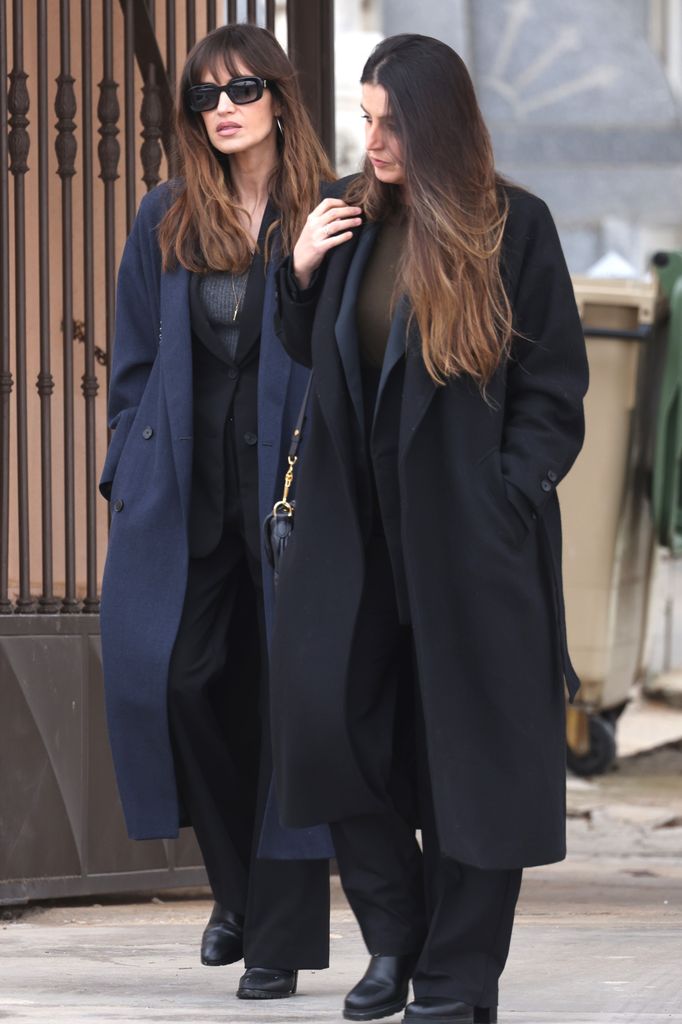 Sara Carbonero y su hermana Irene a la salida del cementerio, a 13 de marzo de 2025, en Corral de Almaguer 