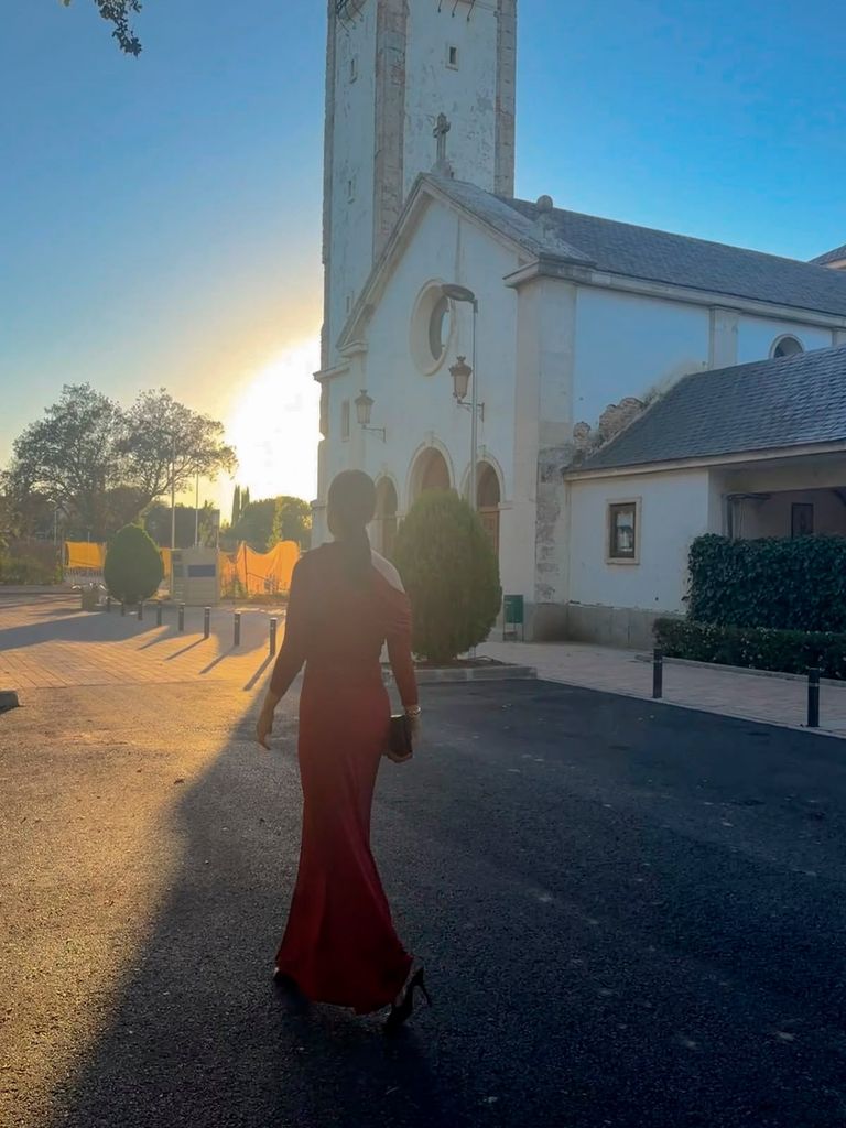 Tamara Falcó, elegante con un vestido de invitada de boda que recuerda la elegancia de Isabel Preysler
