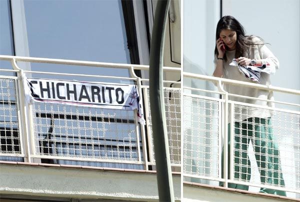 Lucía colgó una bufanda con el nombre de su novio en el balcón desde el que le vitoreó al paso del autobús del equipo
