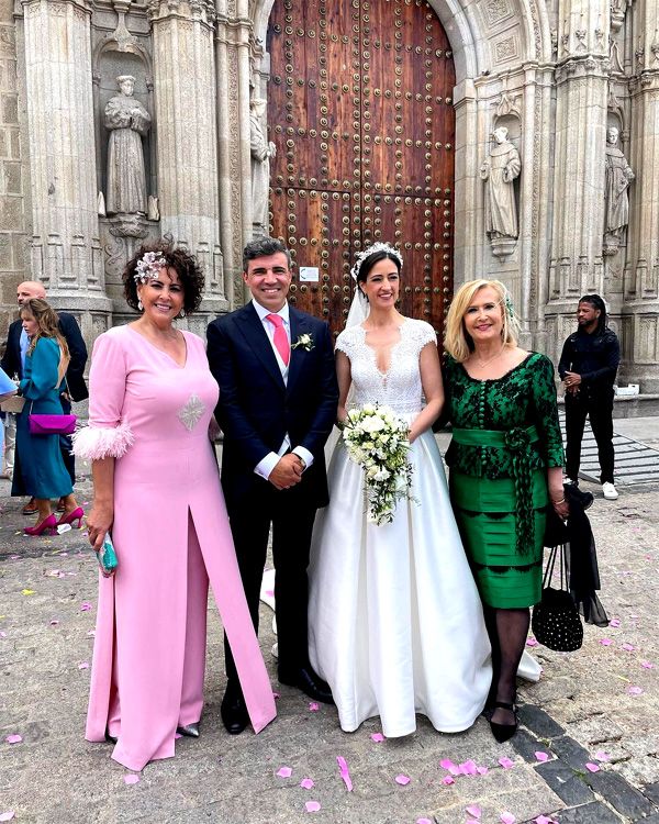 Irma Soriano y Nieves Herrero posan con los novios
