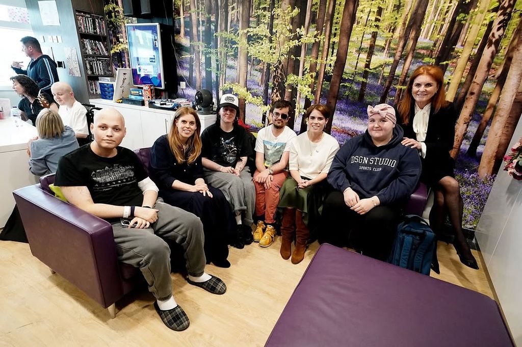 Las princesas Eugenia y Beatriz de York con Sarah Ferguson  visitan un centro de cáncer en 2025