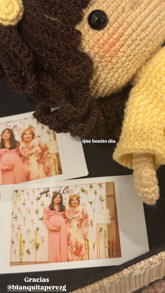 Ana Brenda Contreras junto a su mamá durante el baby shower de su hija, Aria