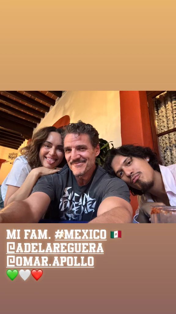 Pedro Pascal junto a Ana de la Reguera y Omar Apollo 