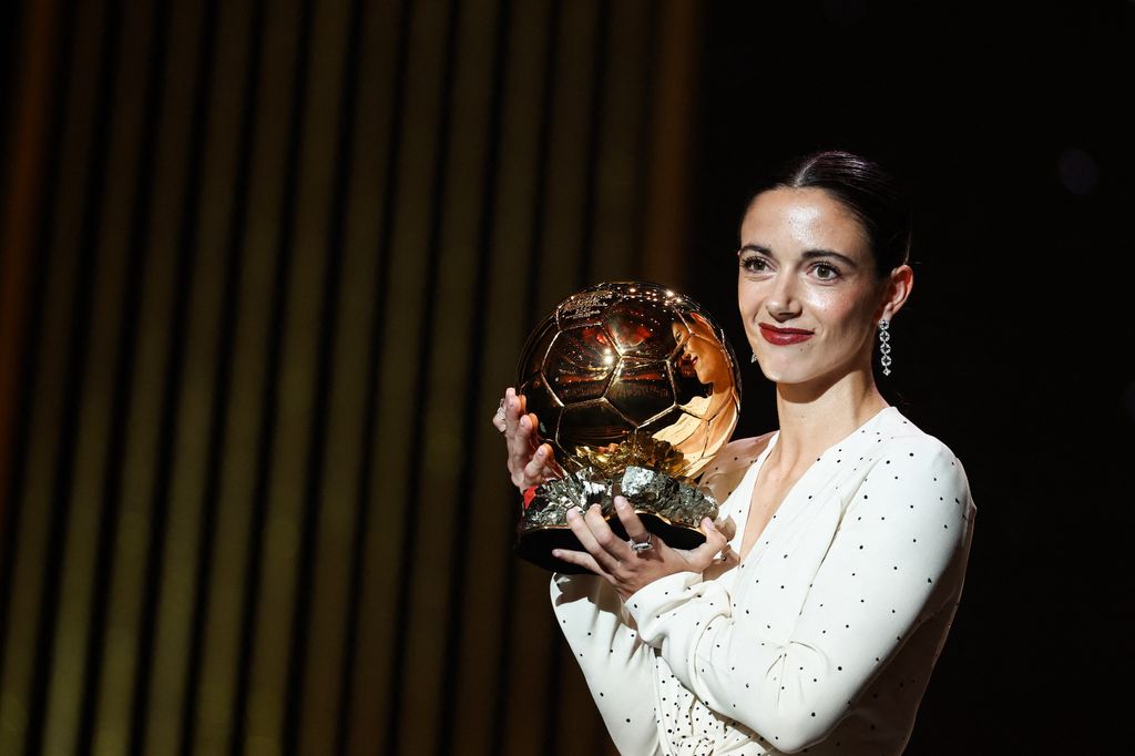 Primer plano de Aitana Bonmatí con el Balón de Oro 2024