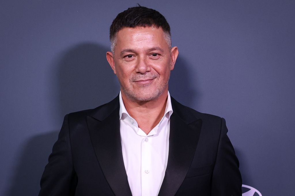 Alejandro Sanz acude a un evento en Madrid y posa con traje oscuro y camisa blanca