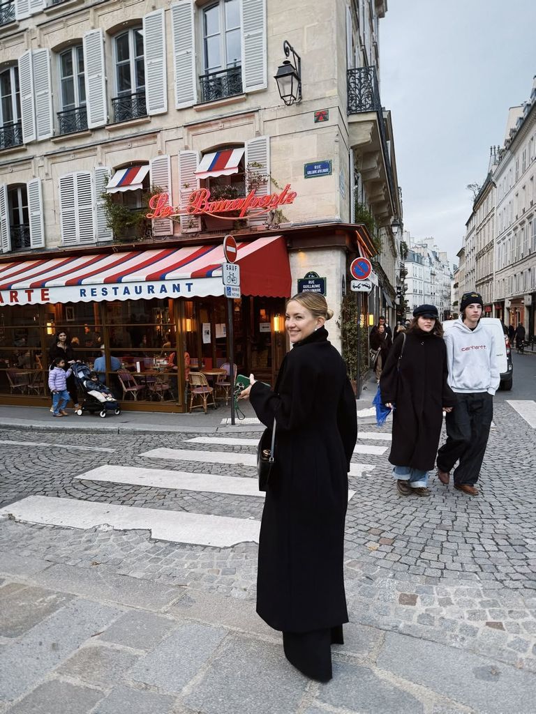 Kate Hudson viajó recientemente a París y lo compartió en sus redes. 