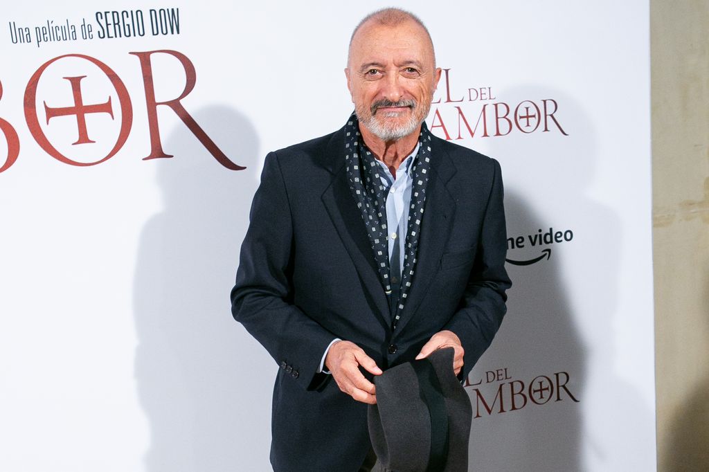 Arturo Pérez-Reverte es un gran consumidor de series y no duda en compartir sus gustos y opiniones sobre ellas con sus seguidores