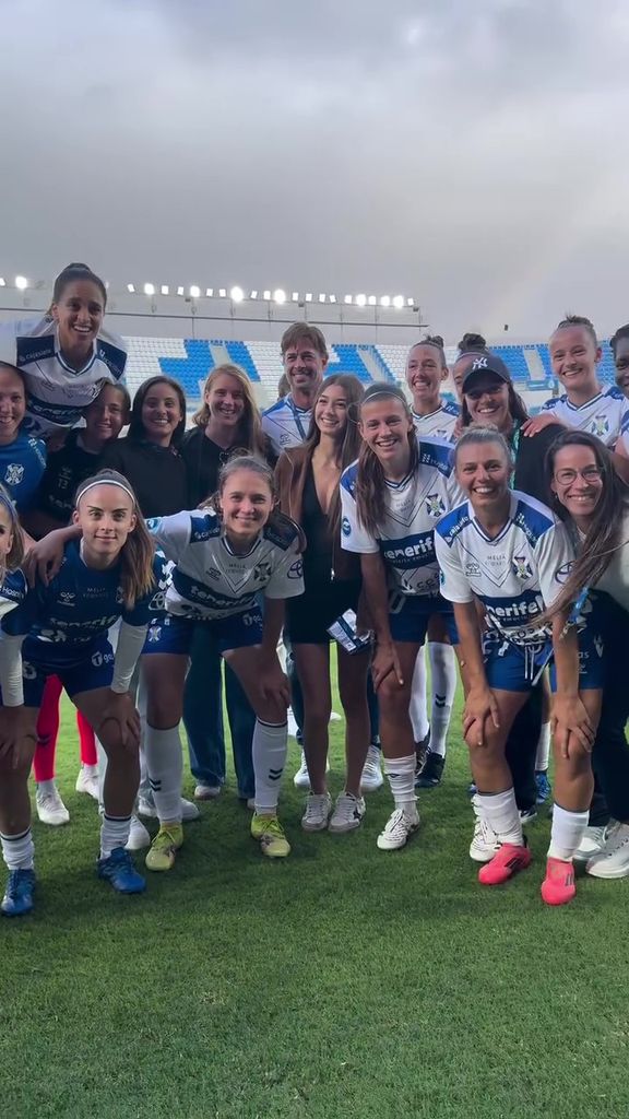 William Levy y su hija posaron con las jugadores del club tinerfeño.