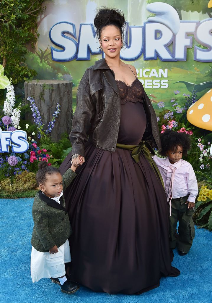 Rihanna, embarazada, asiste al estreno de 'Los pitufos' con sus hijos