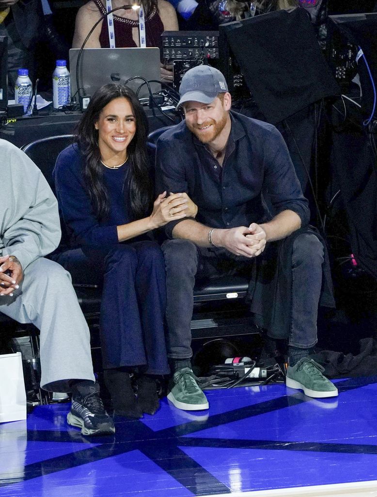 Meghan Markle y el príncipe Harry en primera fila durante un importante partido de la NBA en el Intuit Dome.