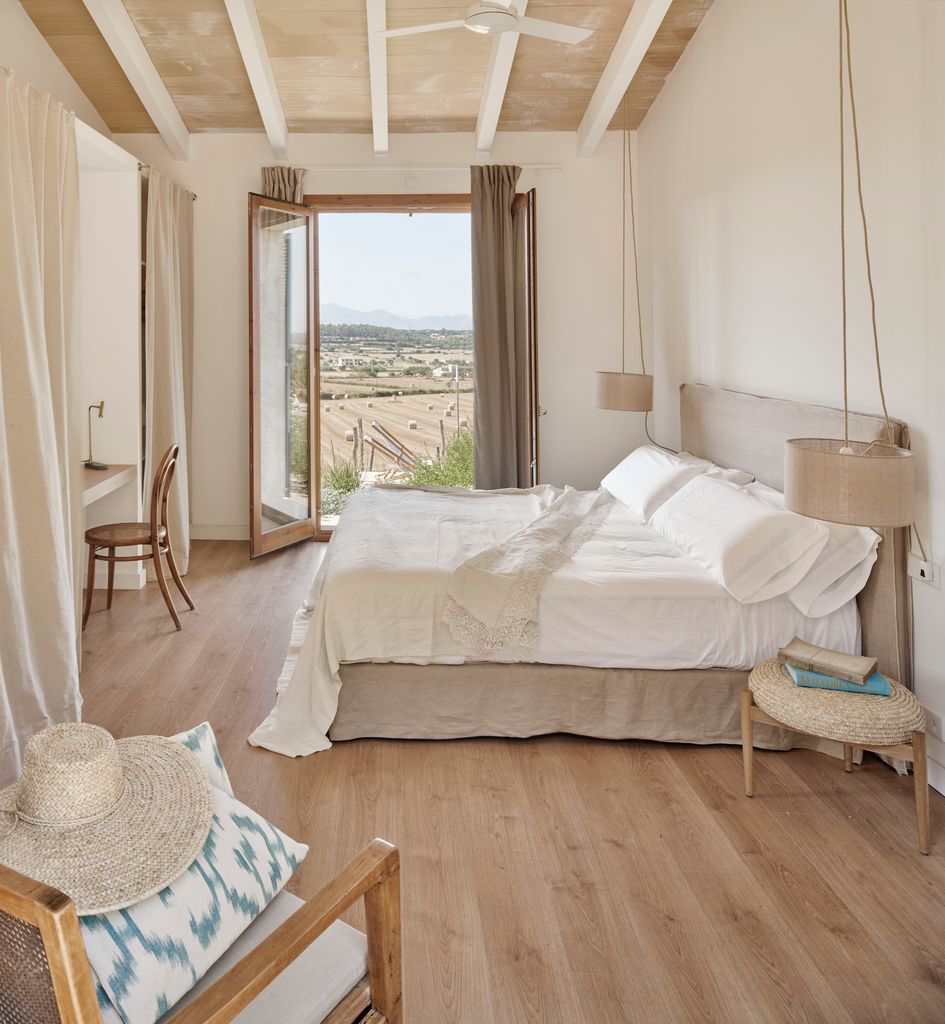 Dormitorio con amplias perspectivas al bucólico paisaje exterior