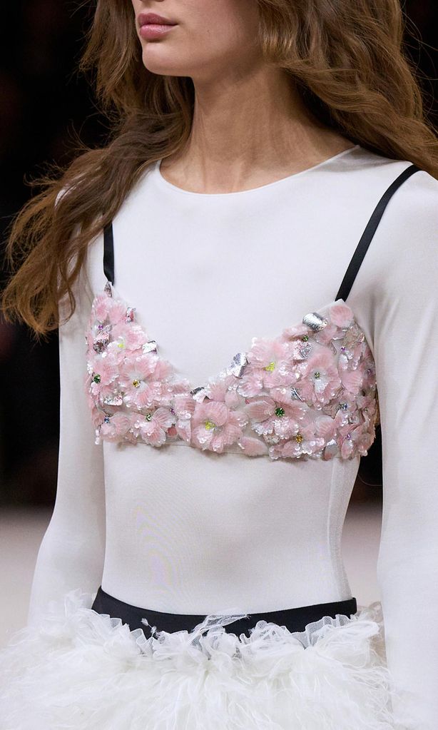 Lleva tu look a un nuevo nivel integrando tu lencería por encima de tu outfit
