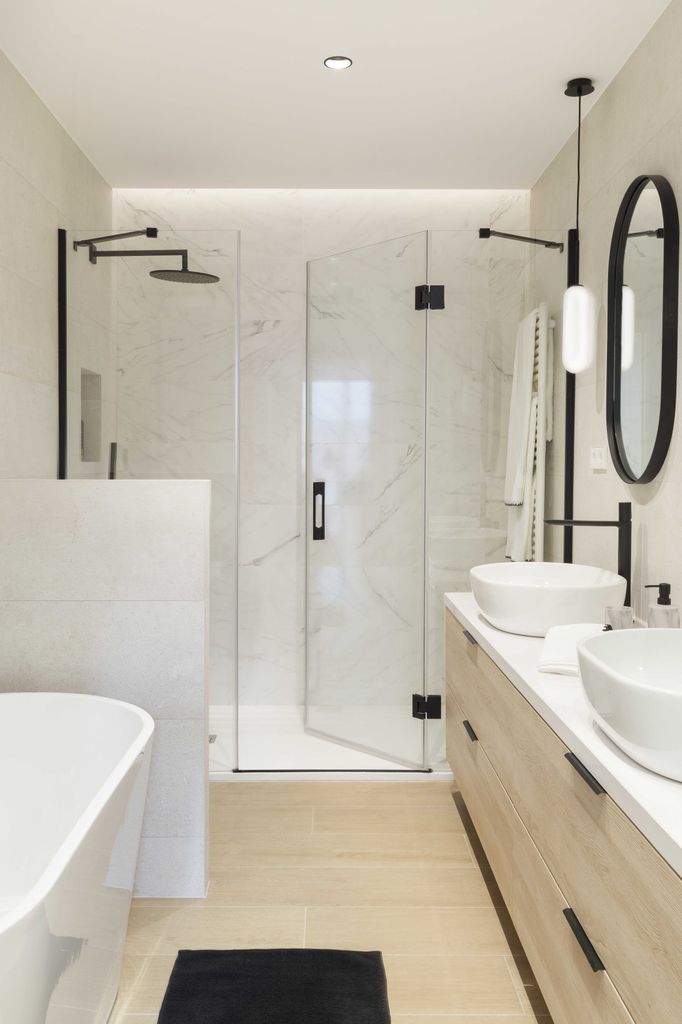 Baño con murete que separa el inodoro.