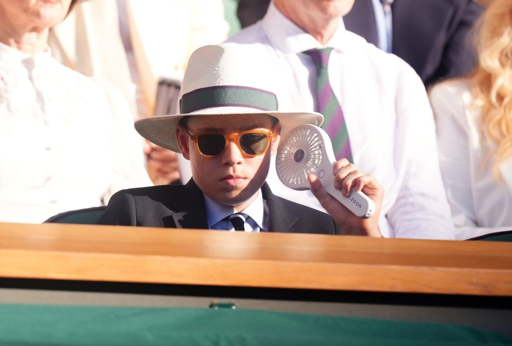 El príncipe George, con sombrero y gafas de sol y con su ventilador portátil 