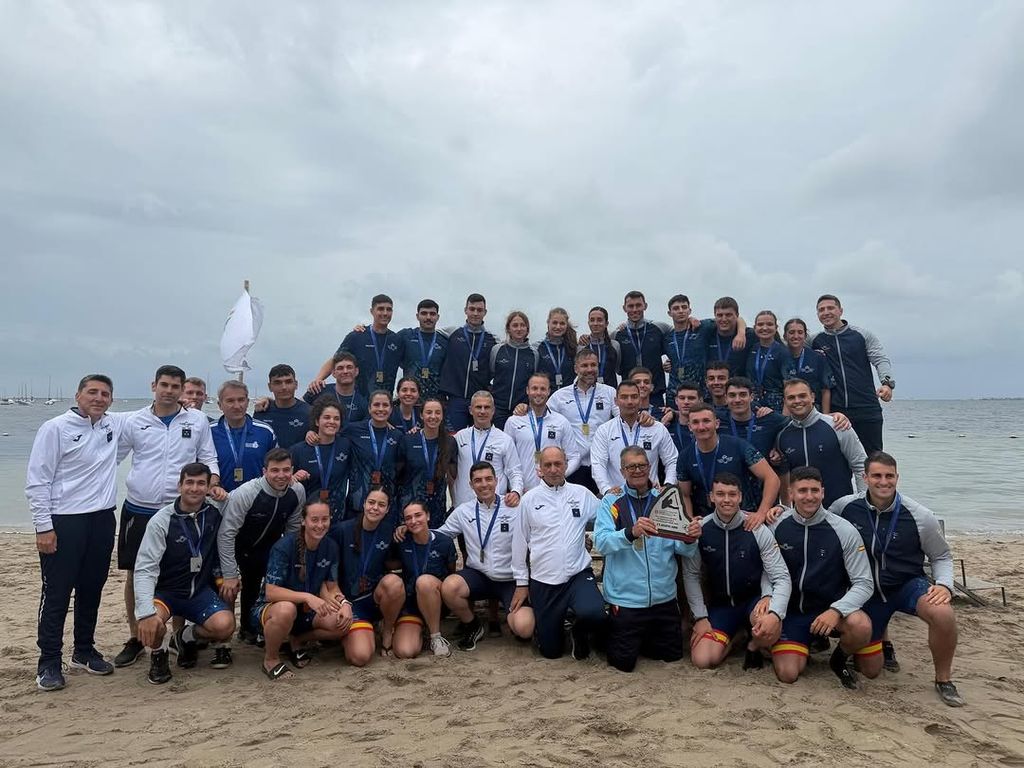 El equipo de la Academia General del Aire y del Espacio, con la princesa Leonor entre ellos, este sábado en la competición de piragüismo