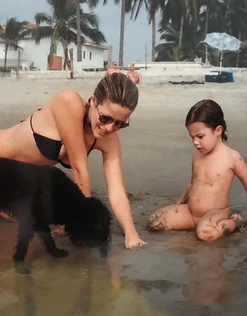 Jaydy Michel con su hija Manuela en la playa
