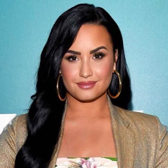 demi lovato ha demostrado que las argollas son su accesorio favorito