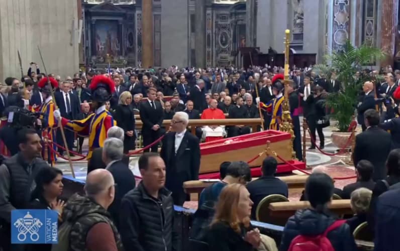 Brigitte y Emmanuel Macron en la capilla ardiente del papa Francisco