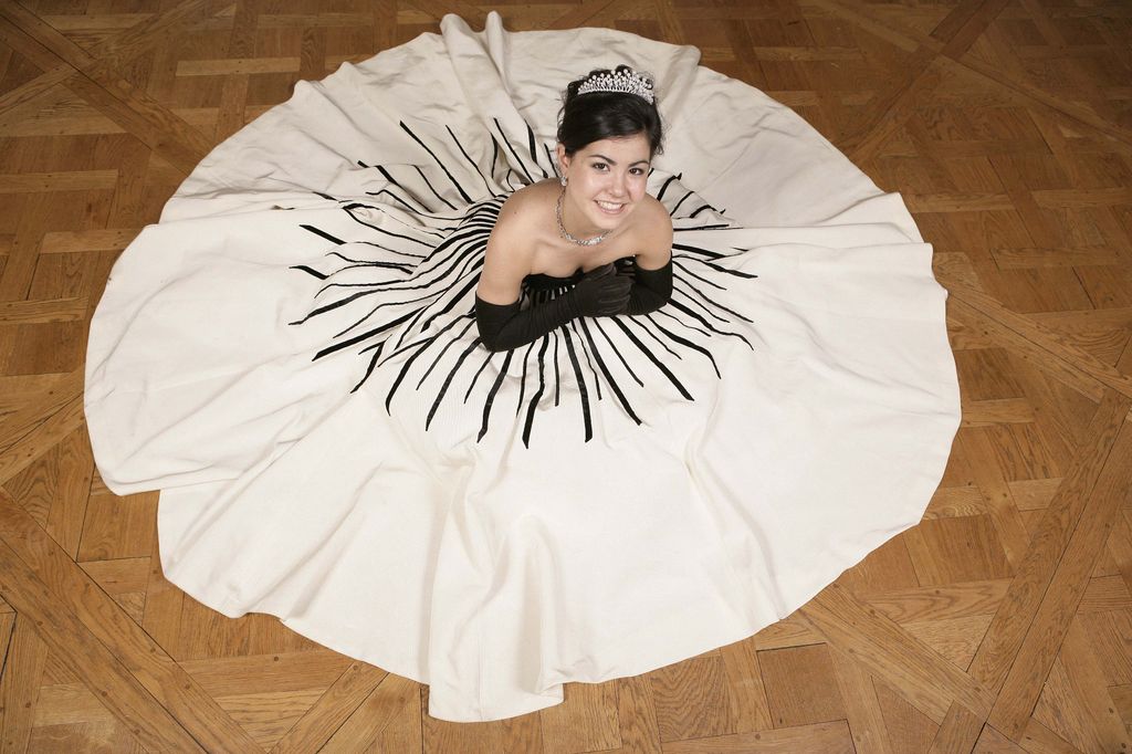 Plano medio de Nadine Ghosn posando en el Baile de Debutantes 2005