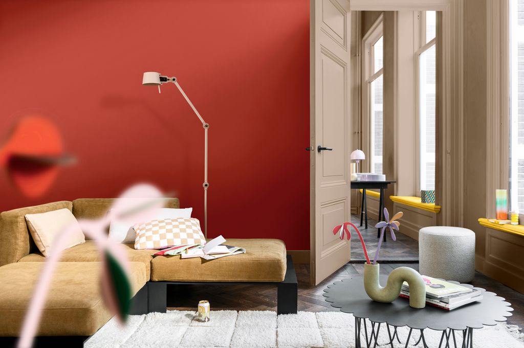 Salón con pared pintada de rojo