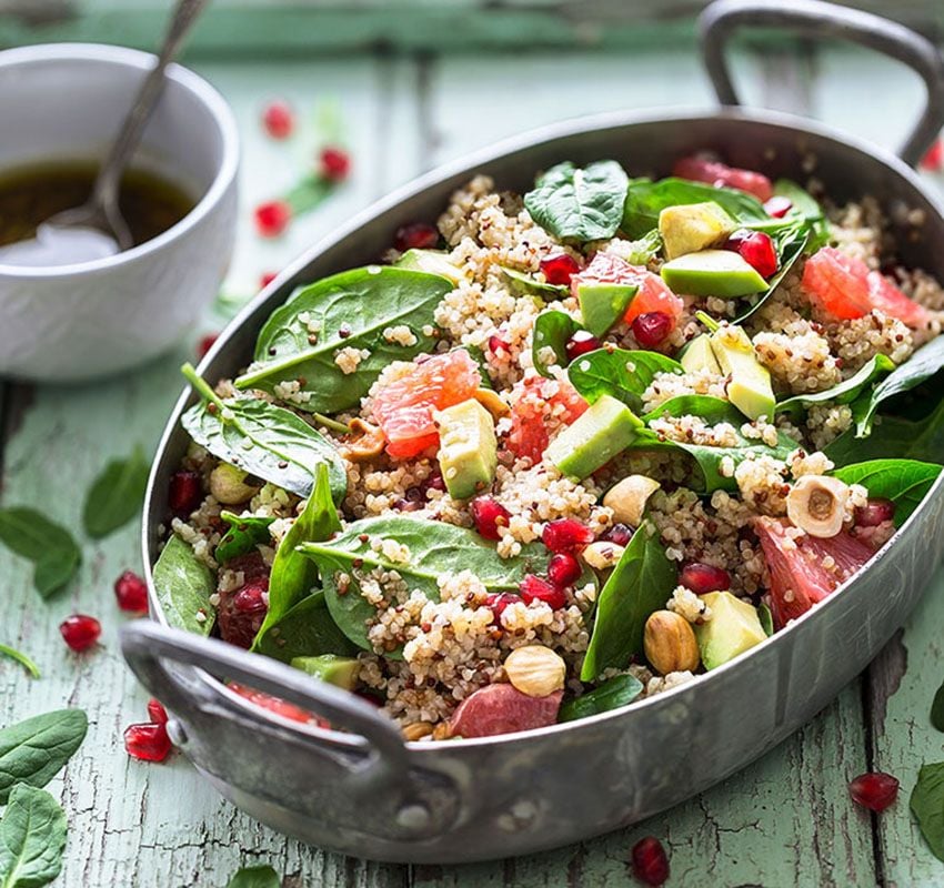 Paso a paso: Ensalada de quinoa con espinacas, aguacate y avellanas