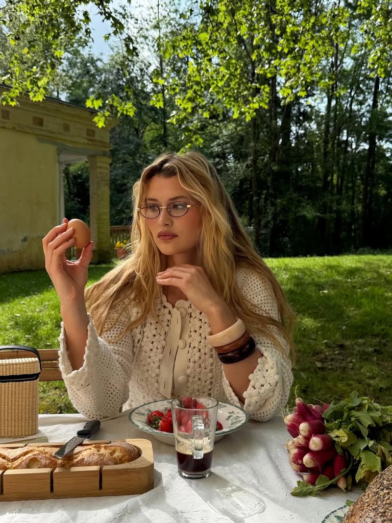 Una mujer en un jardin comiendo sano